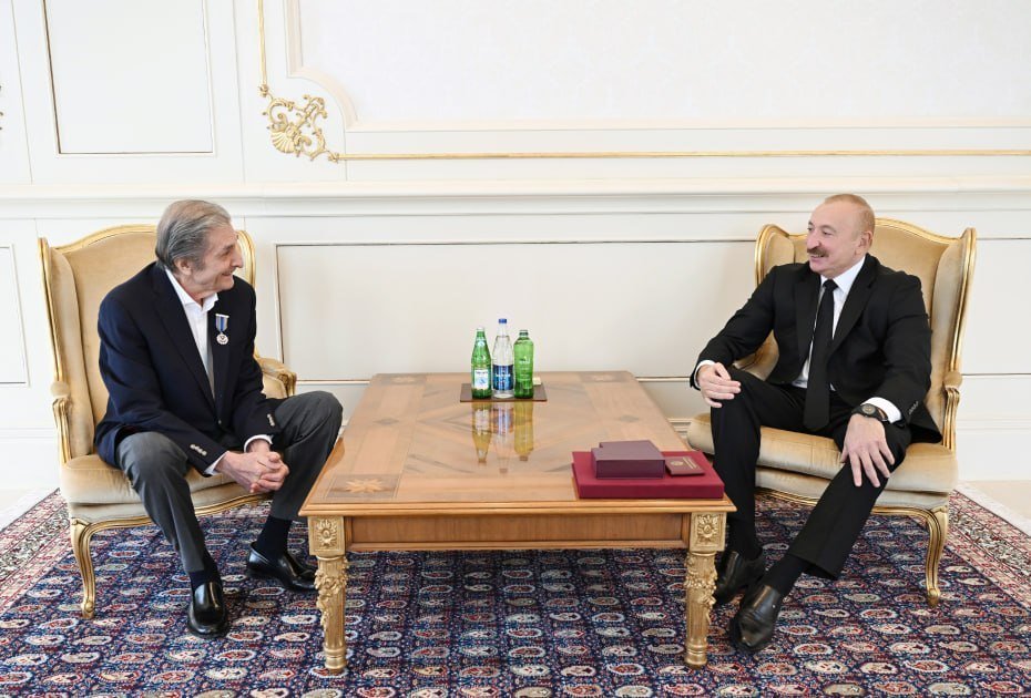 İlham Əliyev Fərhad Xəlilova “İstiqlal” ordenini təqdim edib